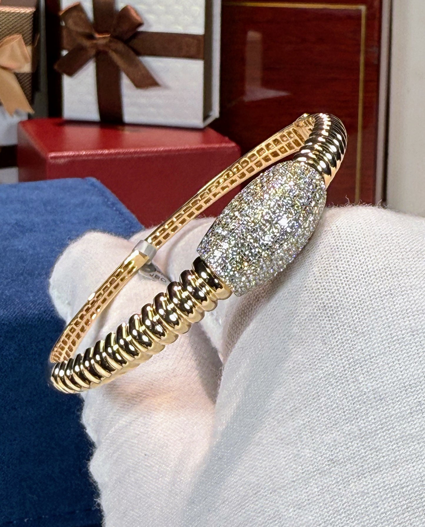 14k Yellow Gold Shell Design Diamond Bangle