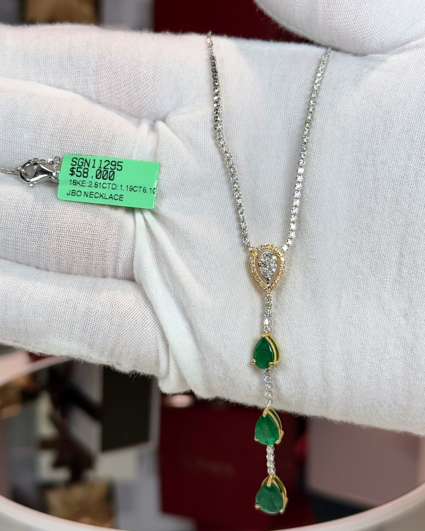 18k White Gold Three Pear-shaped Emeralds Lariat Necklace