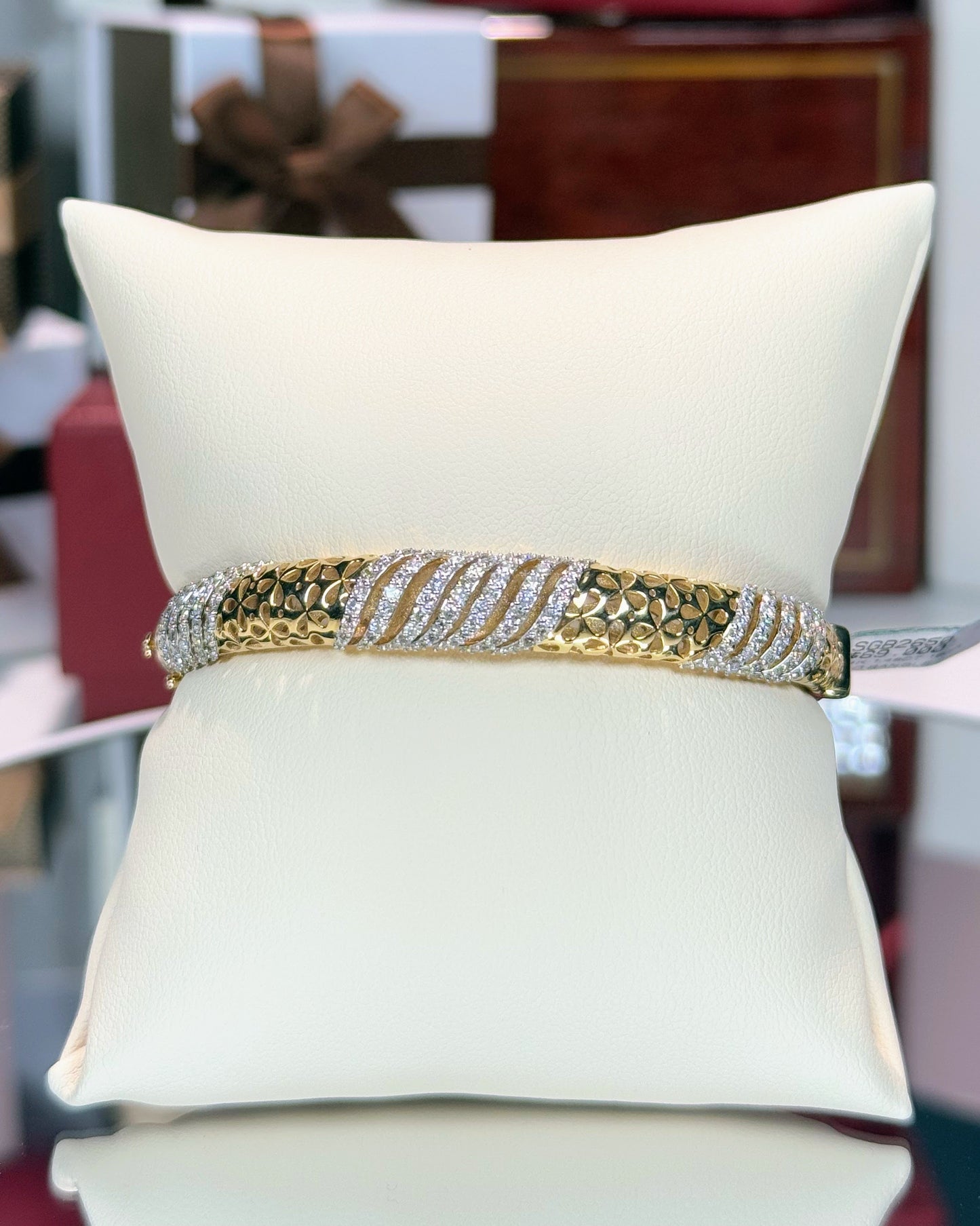 Floral Pattern 14k Yellow Gold Diamond Bangle Bracelet