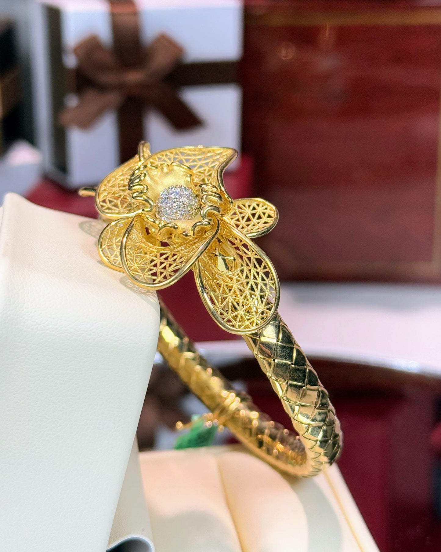 Diamond Core 18k Yellow Gold Flower Bangle