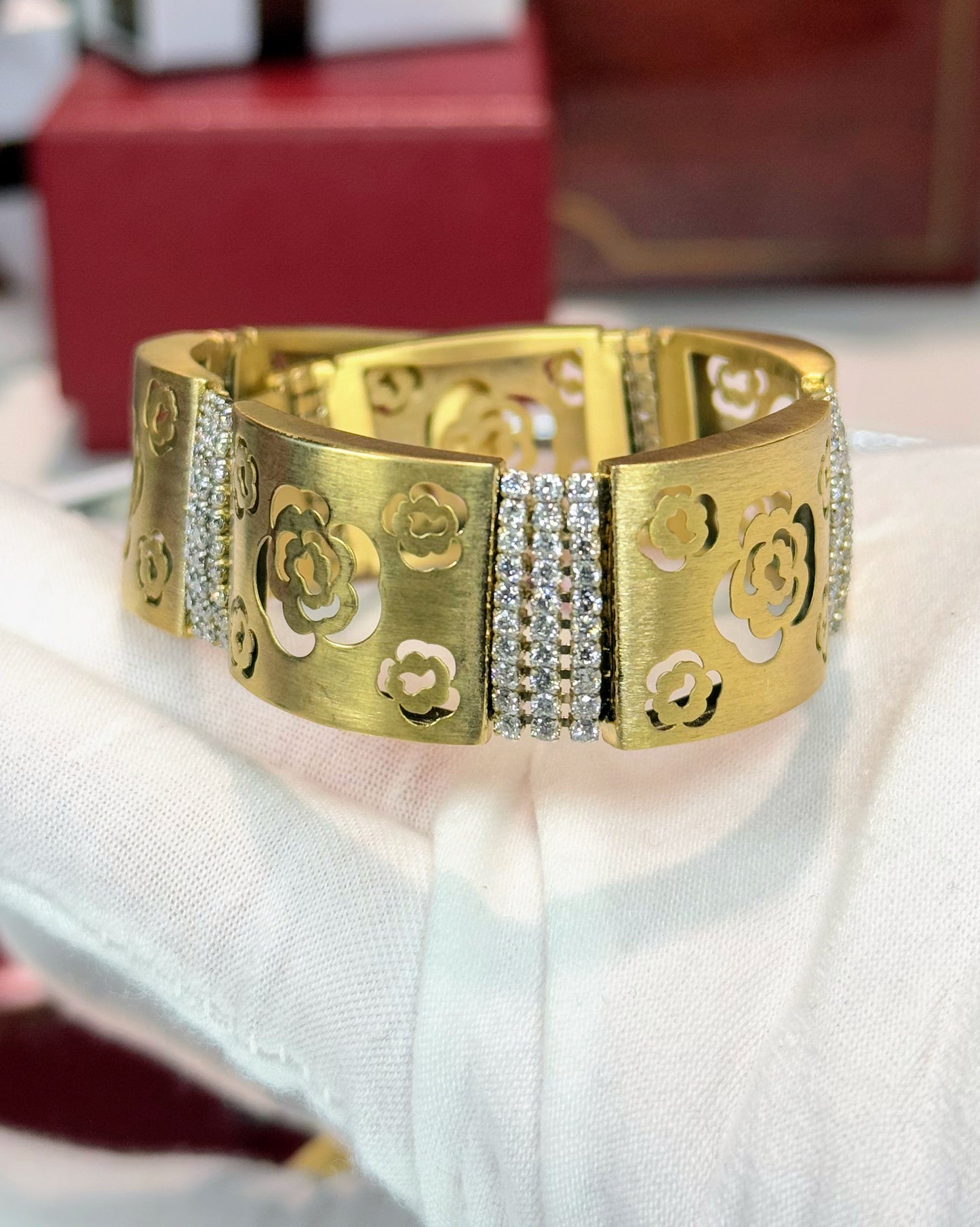 Floral Pattern 14k Yellow Gold Diamond Bracelet
