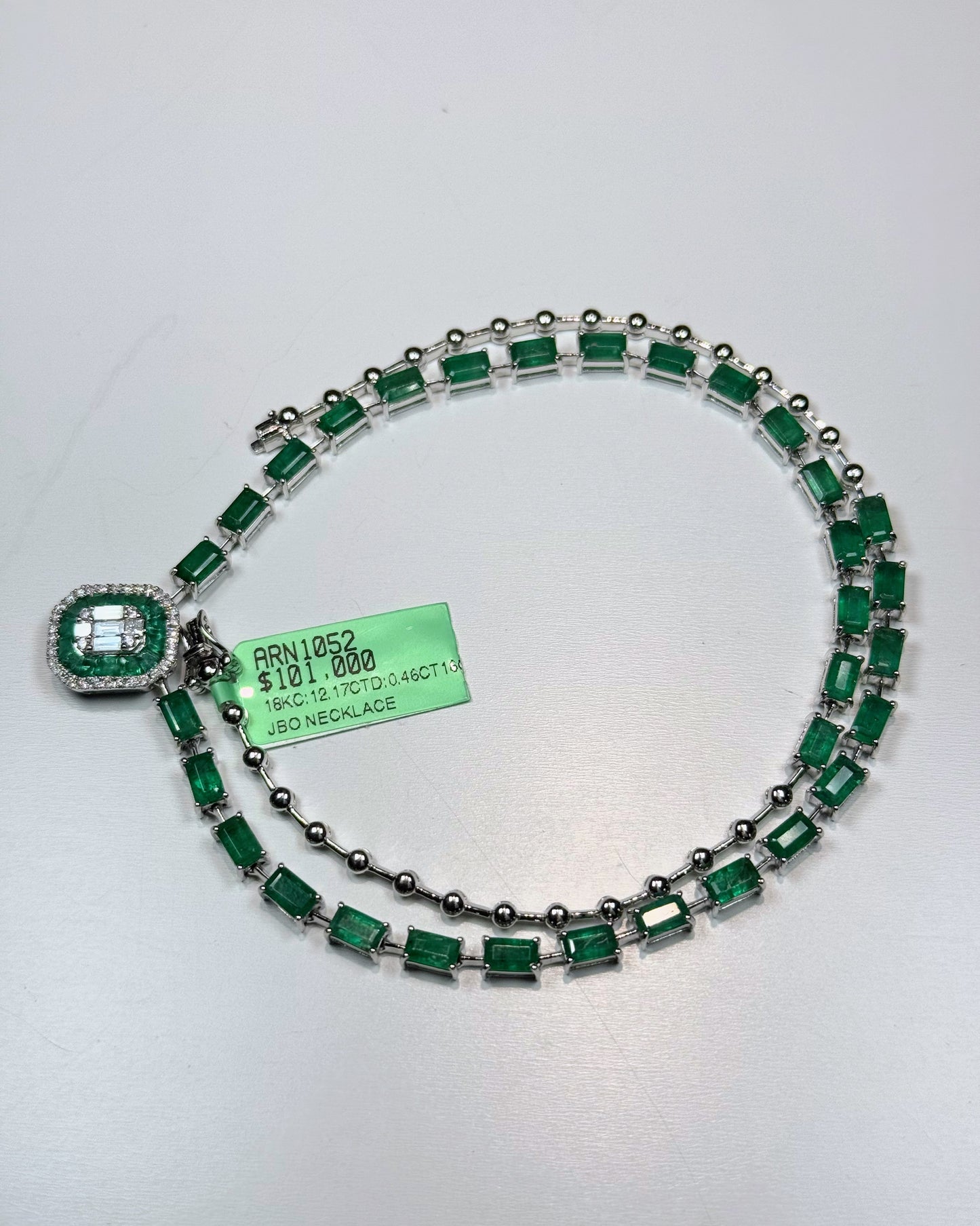 18k White Gold Emerald Chocker Necklace