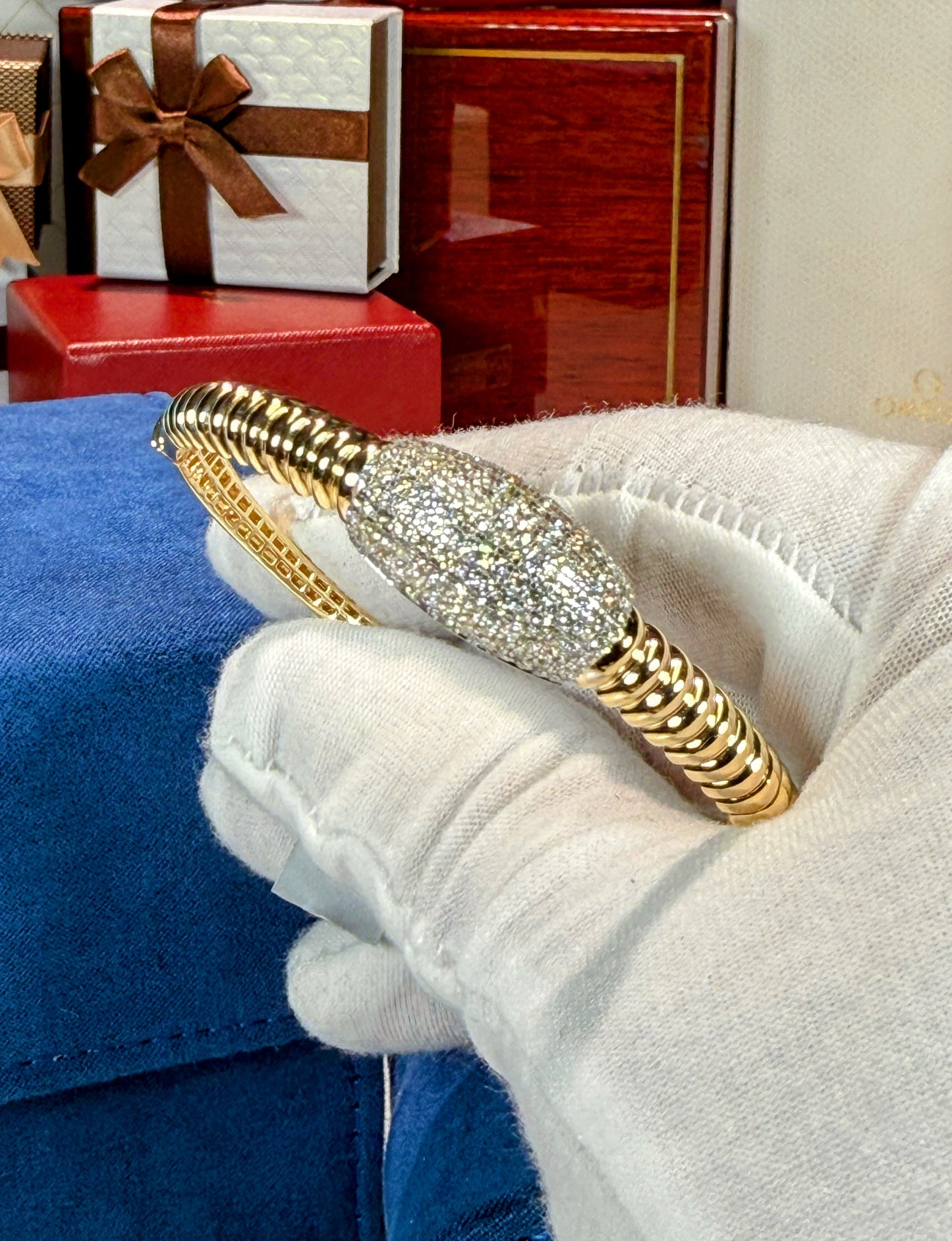 14k Yellow Gold Shell Design Diamond Bangle