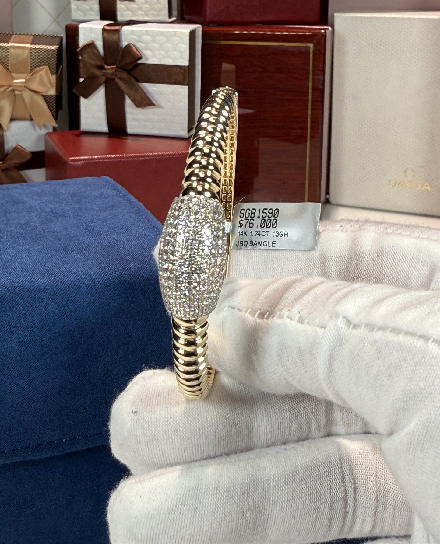 14k Yellow Gold Shell Design Diamond Bangle