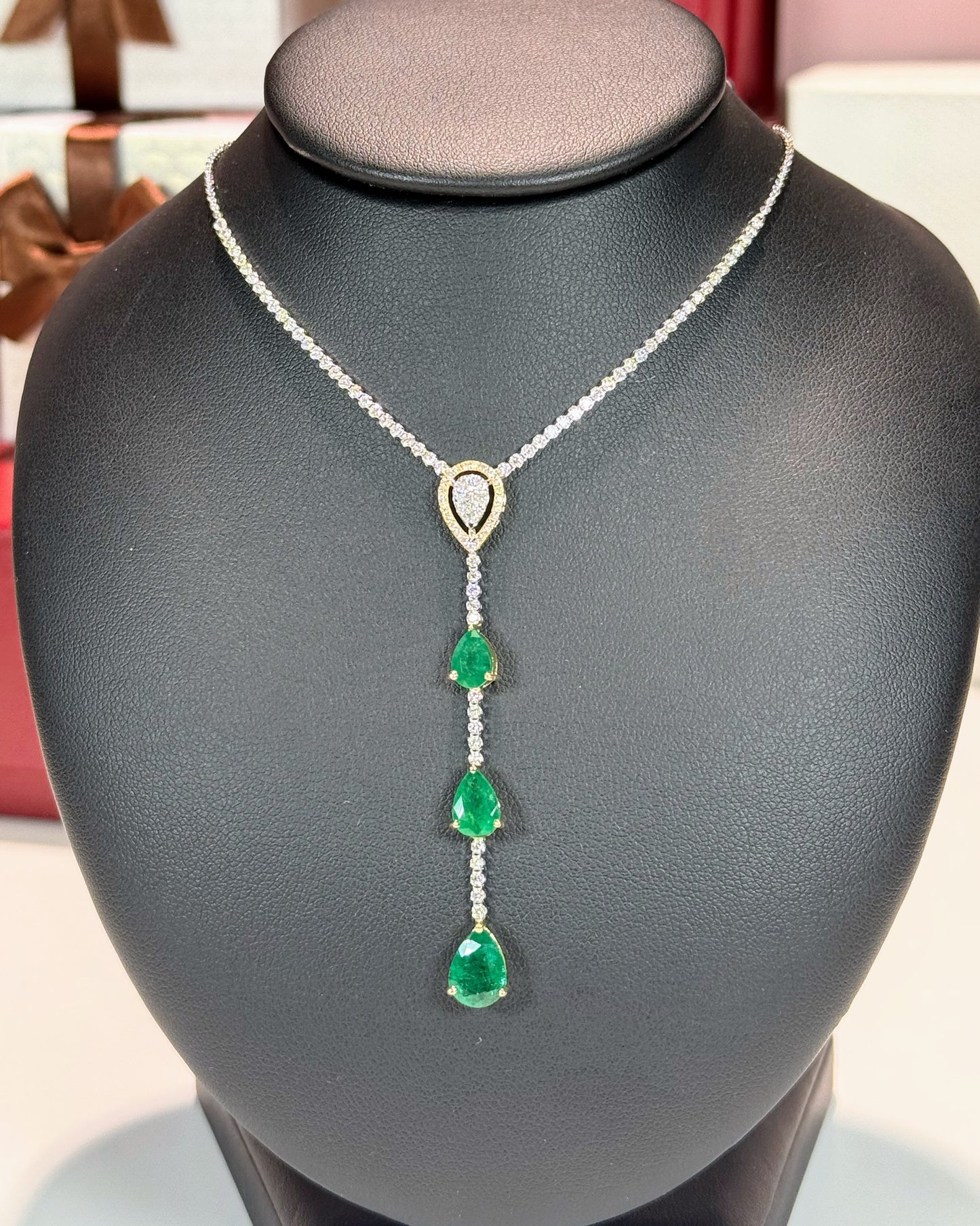 18k White Gold Three Pear-shaped Emeralds Lariat Necklace