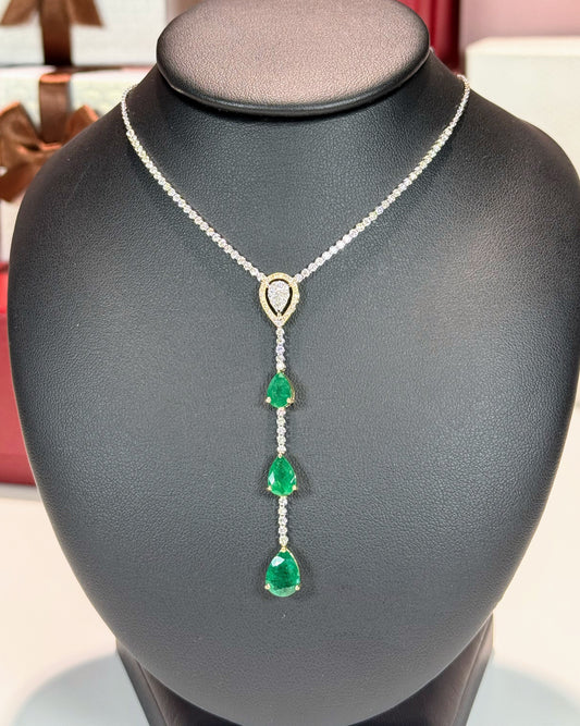 18k White Gold Three Pear-shaped Emeralds Lariat Necklace