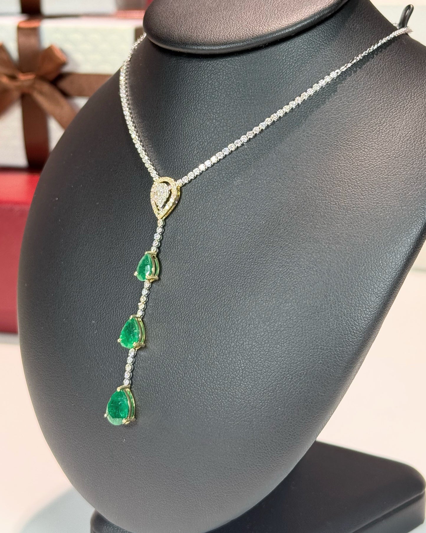 18k White Gold Three Pear-shaped Emeralds Lariat Necklace