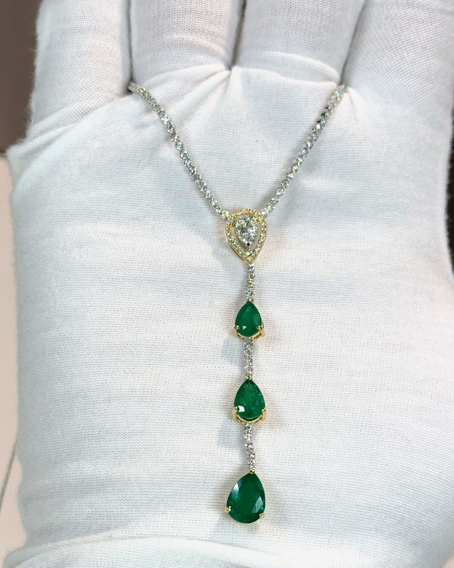 18k White Gold Three Pear-shaped Emeralds Lariat Necklace