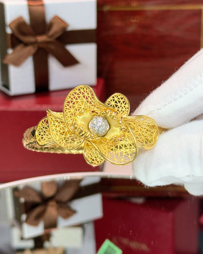 Diamond Core 18k Yellow Gold Flower Bangle