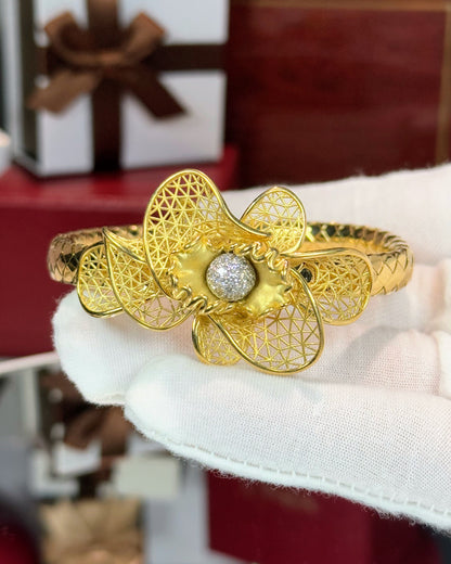 Diamond Core 18k Yellow Gold Flower Bangle