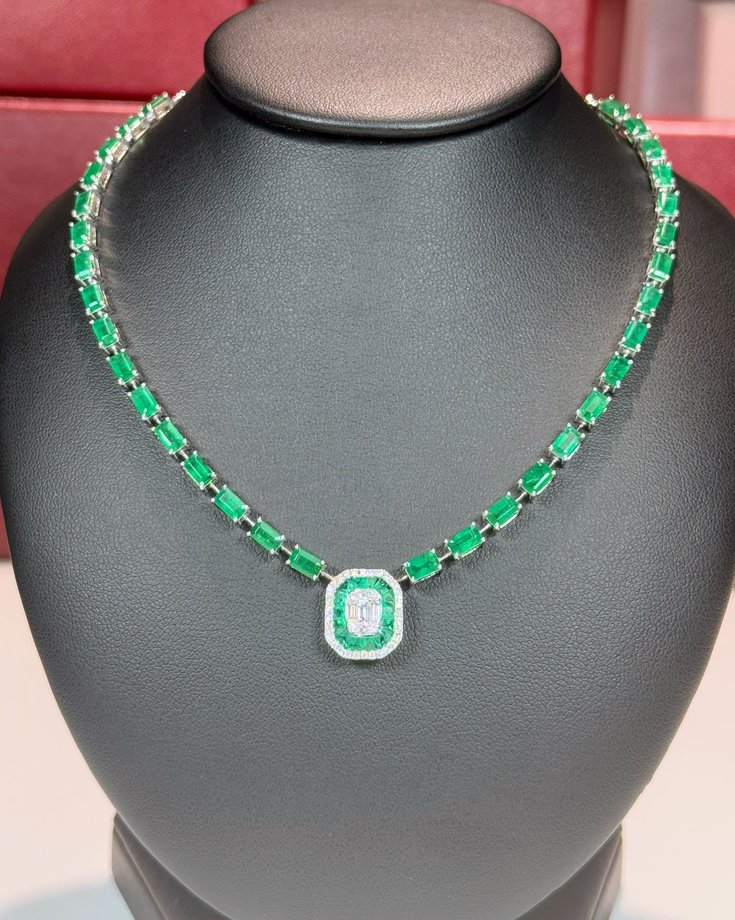 18k White Gold Emerald Chocker Necklace