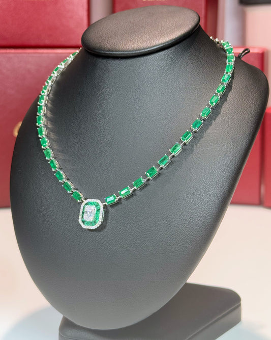18k White Gold Emerald Chocker Necklace